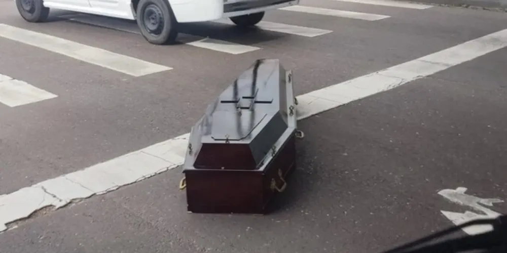 Gyan Costa foi o responsável pela publicação de duas fotos e um vídeo do momento em que um pedestre e um motociclista ajudam o motorista