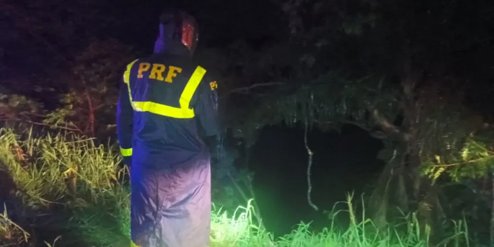 A Polícia Rodoviária Federal esteve no local e realiza buscas pelo condutor do veículo