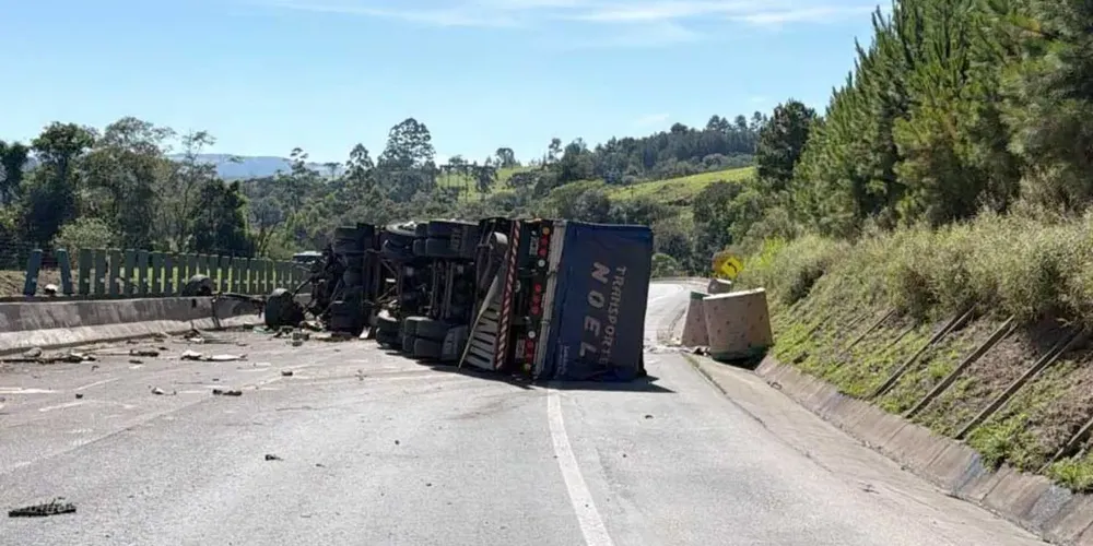 Caminhão com carga de bobinas de papel tombou no km 307 da BR-376