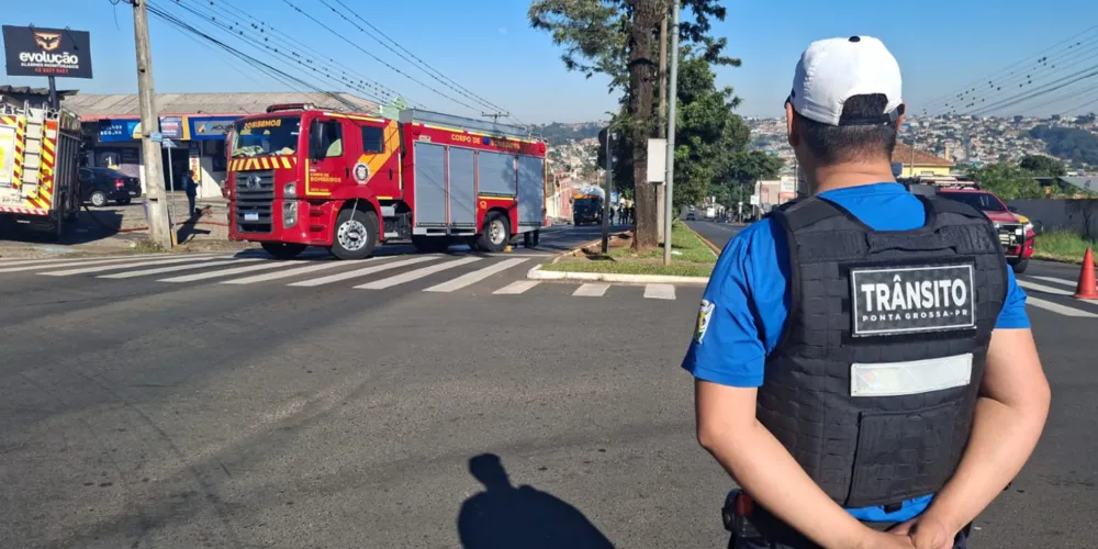 Equipe de trânsito está no local auxiliando o tráfego de veículos
