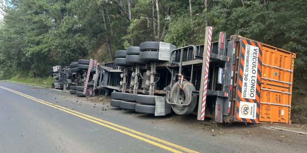 Caminhão tombado na PR-340