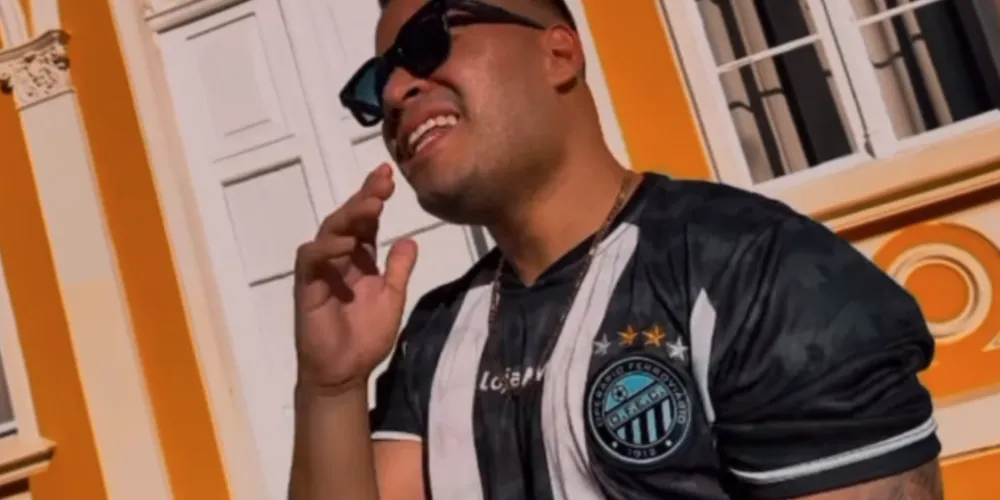 O cantor Renato Waldrop ao som da música "Vai, vai, Fantasma"