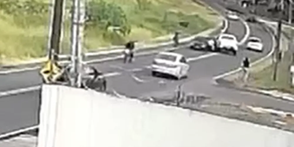 O veículo avançou contra a motocicleta e, na sequência, deixou o local