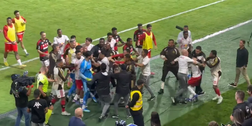 Com os ânimos aflorados, os jogadores se envolveram em uma confusão após o apito final