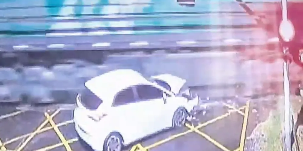 O carro, modelo Hyundai HB20, teve o parachoque danificado