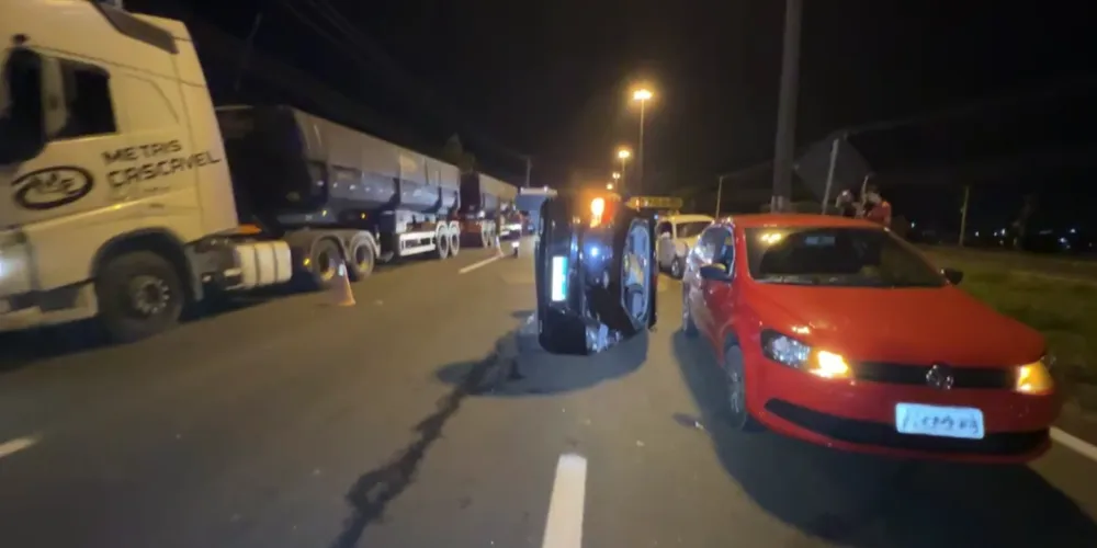 O Chevrolet Onix chegou a capotar e ficou tombado no meio da pista