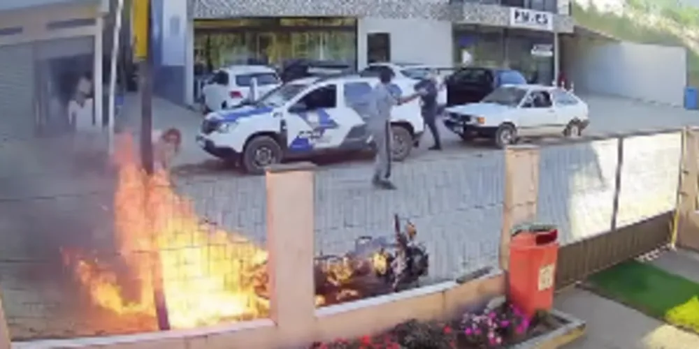 Homem incendeia moto e fere mãe
