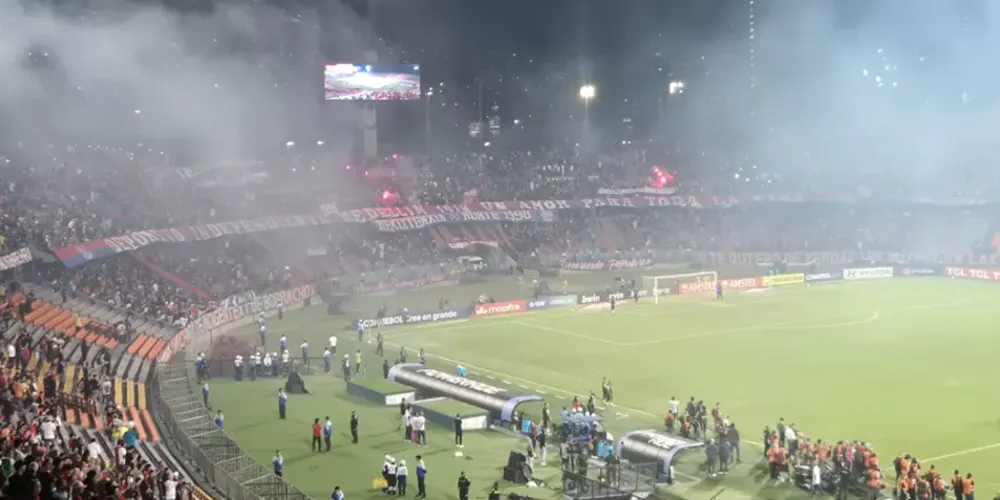 Aos 3 minutos, a arbitragem interrompeu o jogo, e os times voltaram para os vestiários