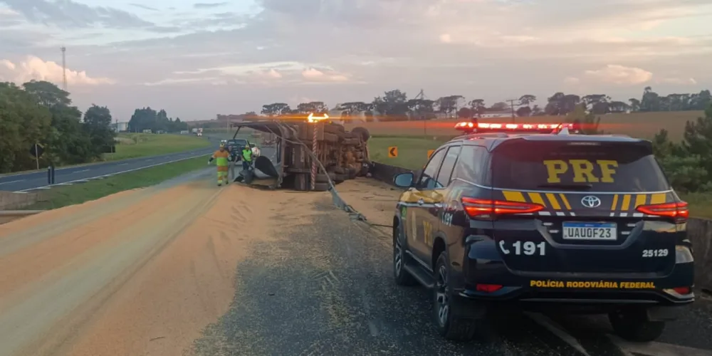Veículo carregado com soja espalhou carga na pista; motorista teve ferimentos leves
