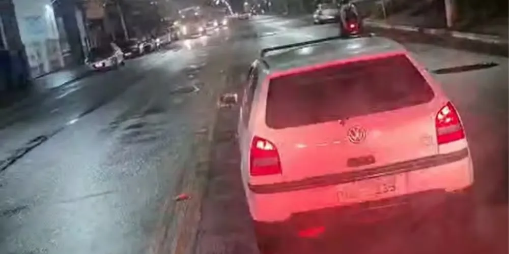 Volkswagen Gol impedindo que ambulância do Samu circule
