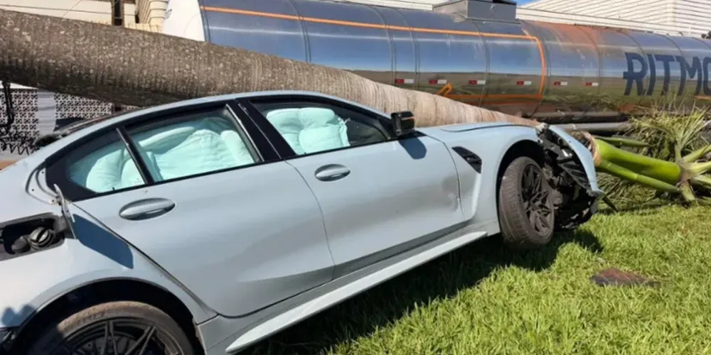 Carro fica destruído após colidir com carreta e derrubar palmeira em Rolândia