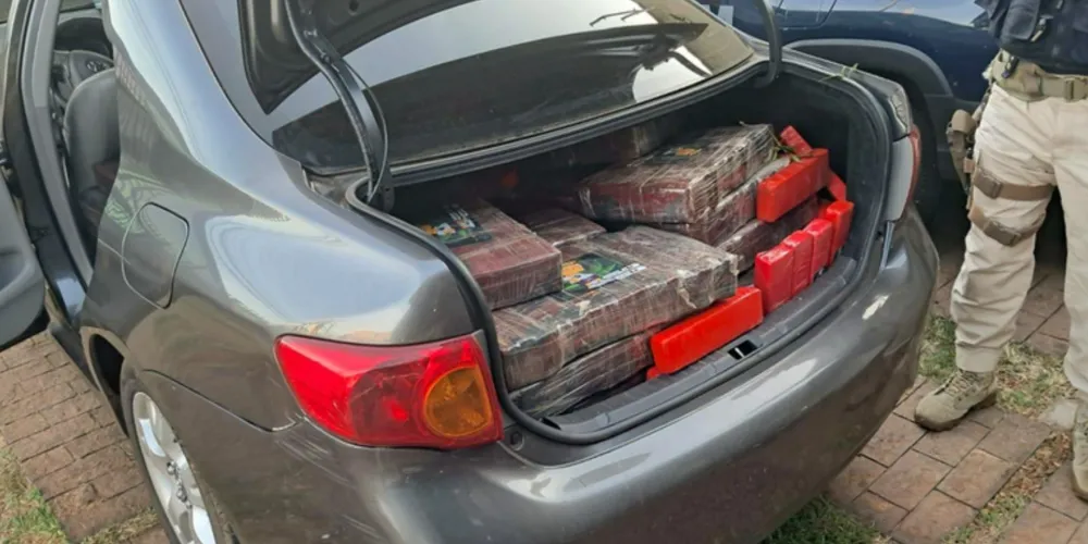 No interior do porta-malas do automóvel, os agentes encontraram 526 quilos de maconha