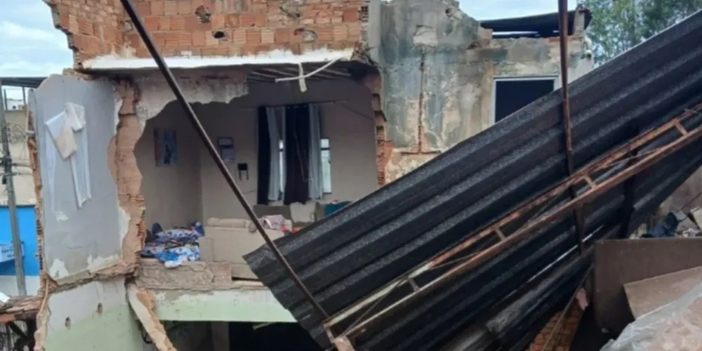 Laje do segundo andar teria colapsado levando a atigir a residência debaixo