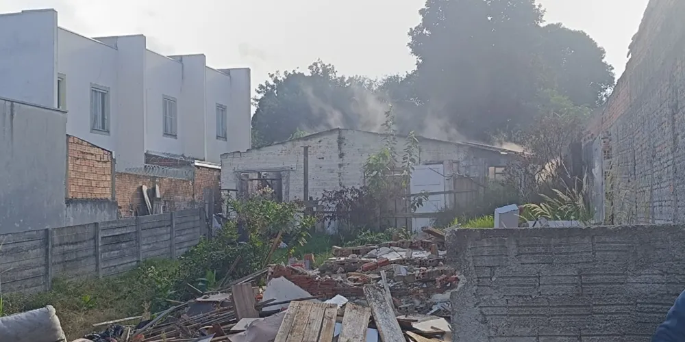 Residência abandonada tomada pelas chamas em Ponta Grossa