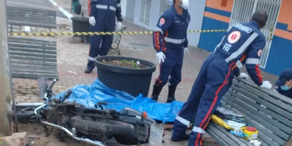 O casal faleceu após colidir sua motocicleta Yamaha Factor contra um poste na manhã deste domingo (29), em Castro