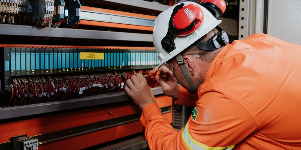 Colaboradores da Castrolanda aplicam metodologias de melhoria contínua no dia a dia operacional, contribuindo para a meta de eficiência e redução de desperdícios nas unidades de negócio
