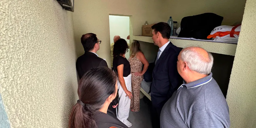 A equipe da Segurança Pública do Paraná na cela do ex-assessor Filipe Martins em Ponta Grossa