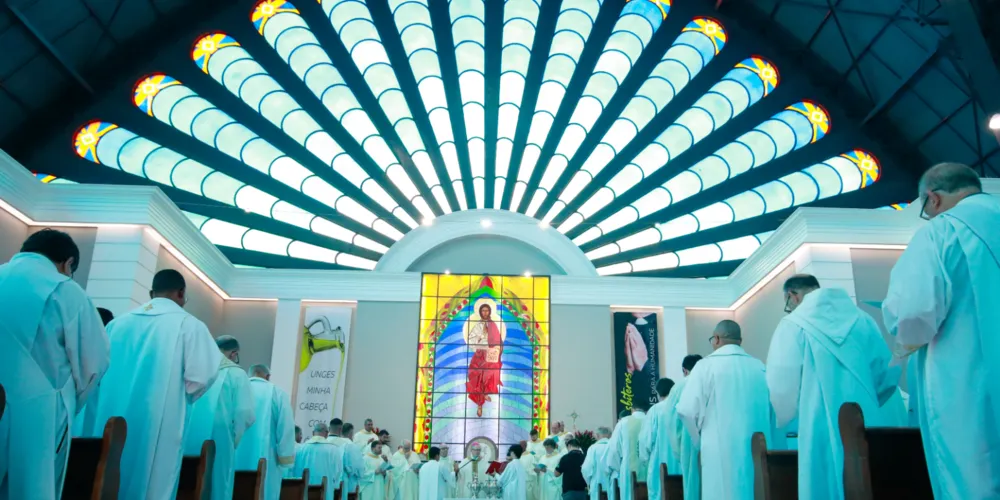 Ao longo do vídeo, o público relembra a importância da Catedral Sant’Ana como ponto de partida dessa caminhada, símbolo da fé e marco do desenvolvimento de Ponta Grossa