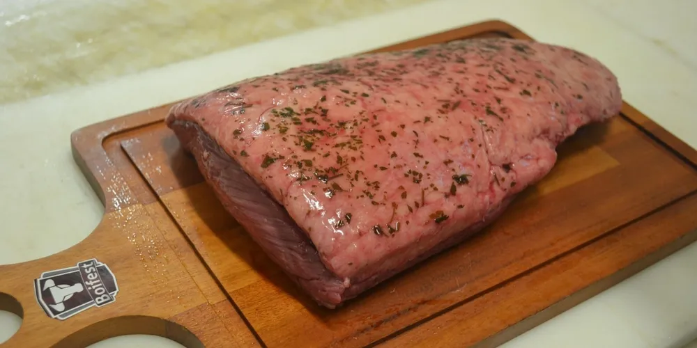 Frigoríficos brasileiros operam em ritmo acelerado para aproveitar as cotas chinesas antes do esgotamento previsto para julho; mudança estrutural pode derrubar margens do setor no final do ano