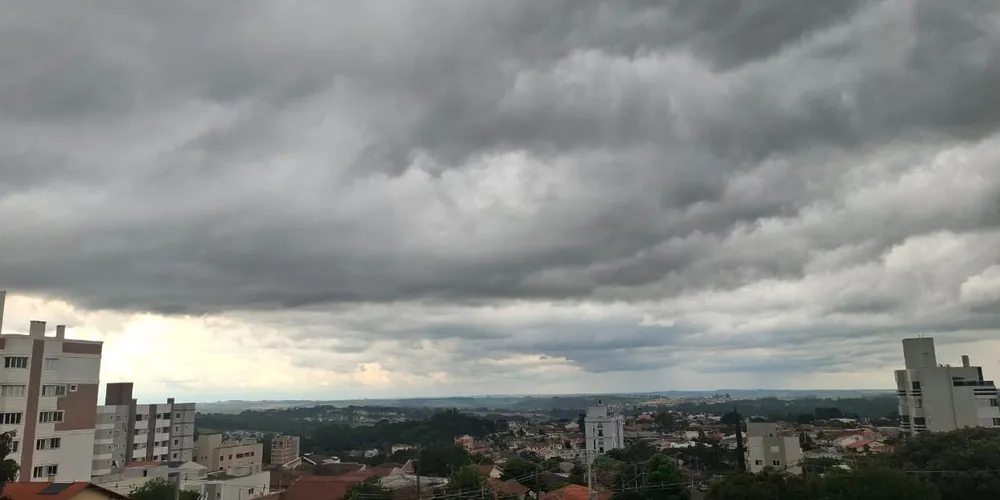 Nuvens carregadas no céu de Ponta Grossa