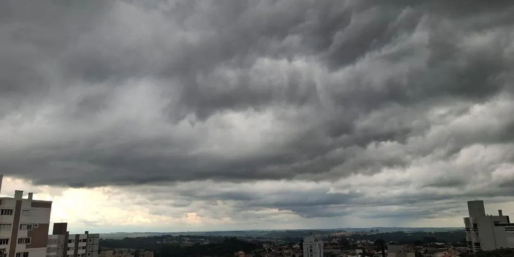 Céu de Ponta Grossa com nuvens carregadas