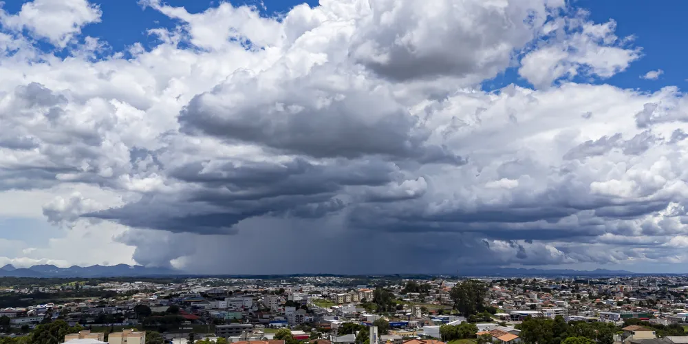 O dia será marcado por céu nublado, com pancadas de chuva ao longo do período