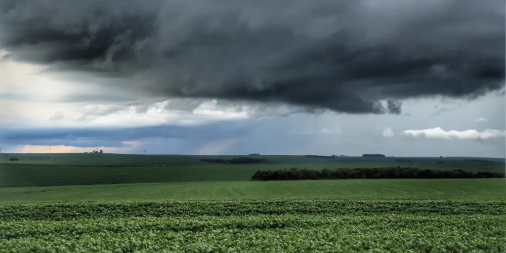 Nova frente fria aumenta risco de tempestade no início da semana no Paraná
