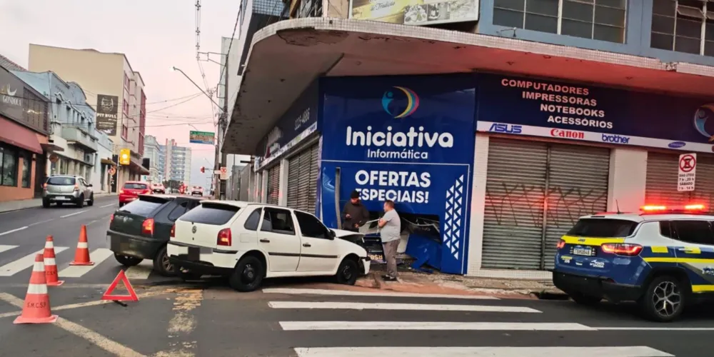 Veículos atingiram a fachada da loja Iniciativa Informática