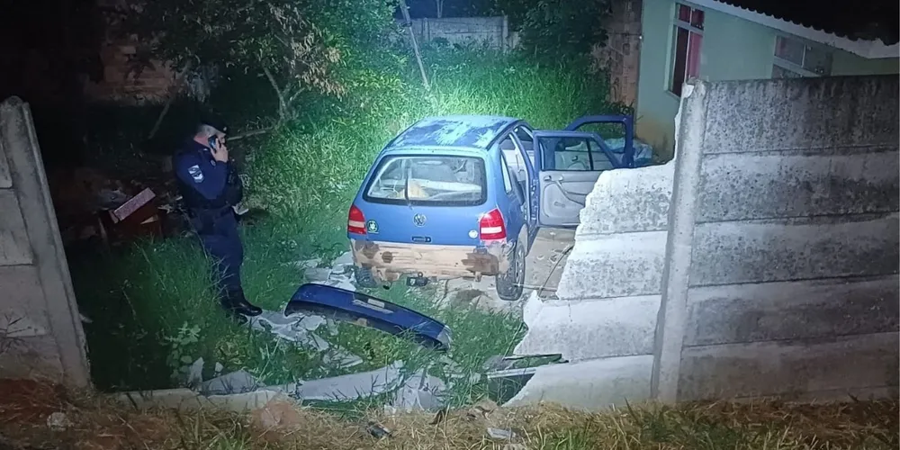 Motorista teria perdido o controle e adentrado a área externa de uma residência