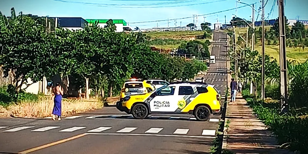 Viaturas da PM bloqueiam a via pública