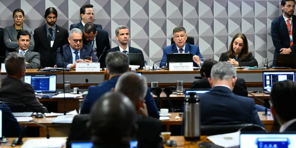 Na mesa o vice-presidente da CPMI - INSS, deputado Duarte Junior (PSB-MA); relator da CPMI - INSS, deputado Alfredo Gaspar (União-AL); secretário de comissão, Marcelo Assaife Lopes; presidente da CPMI - INSS, senador Carlos Viana (Podemos-MG); deputada Adriana Ventura (Novo-SP)