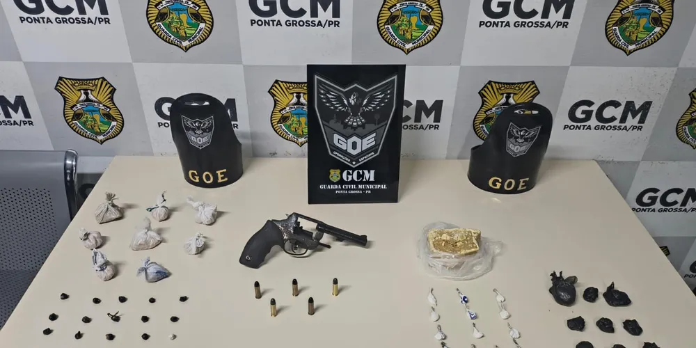 Além do revólver e munições, a Guarda Civil Municipal encontrou com o suspeito drogas fracionadas para comercialização