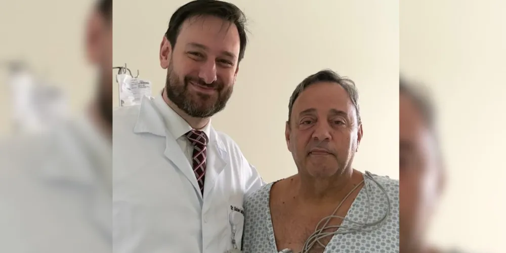 Deputado estadual Hussein Bakri ao lado de médico