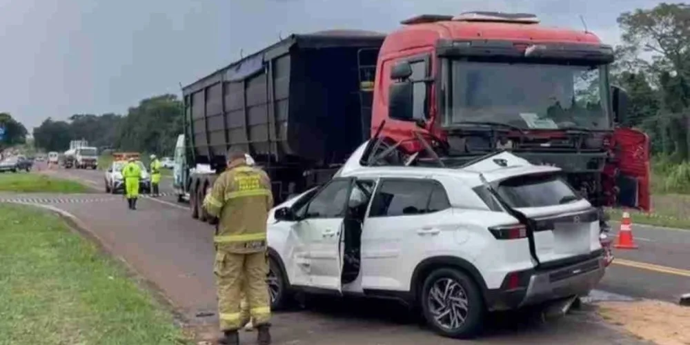 A ocorrência envolveu um SUV, um caminhão e uma caminhonete