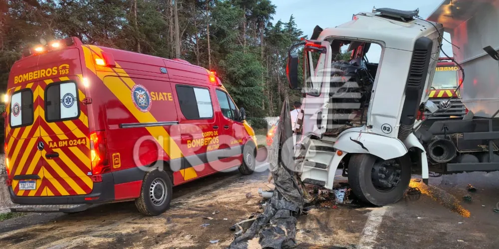 Motorista do caminhão ficou preso entre às ferragens e as equipes do Corpo de Bombeiros o retiraram do local
