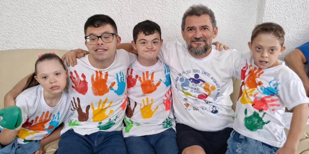 A organização convida a população a participar usando camisetas azuis ou brancas, ou ainda adquirindo a camiseta oficial do evento