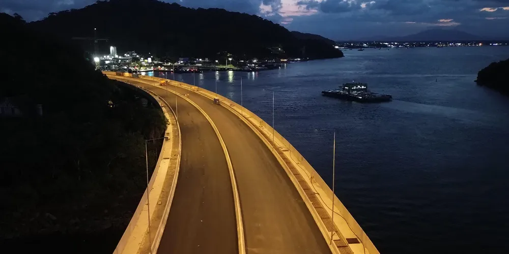 O projeto de iluminação prevê a instalação de 211 postes ao longo de toda a ponte e acessos