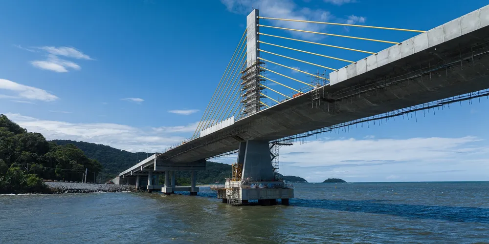 Com mais de 1.240 metros de extensão sobre a baía e cerca de 3 quilômetros no total, a Ponte de Guaratuba terá quatro faixas de tráfego, além de ciclovia e espaço para pedestres.