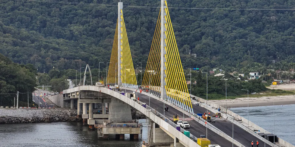 Em dias quentes, a estrutura tende a se expandir; em temperaturas mais baixas, ocorre o movimento inverso, de contração