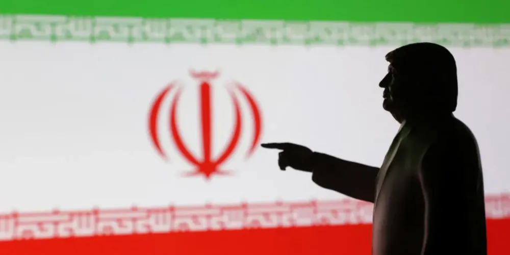 Silhueta do presidente dos EUA, Donald Trump, à frente de bandeira do Irã em foto de ilustração