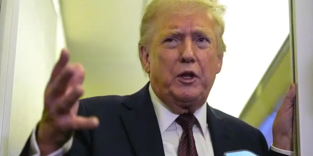 Donald Trump em entrevista com repórteres a bordo do Air Force One, no domingo, 15 de março de 2026