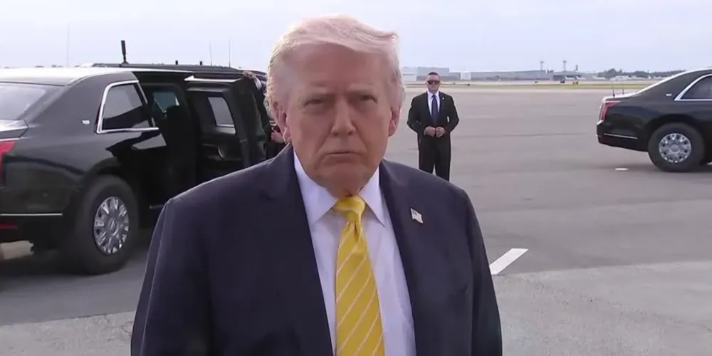 Trump fala com jornalistas antes de embarcar para Doral, na Flórida