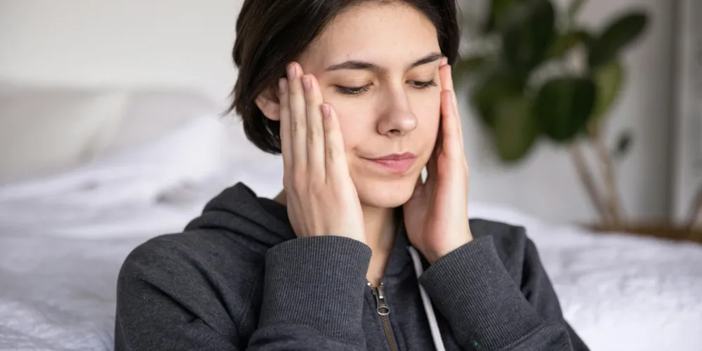 Alguns hábitos do cotidiano contribuem para manter a ATM sob esforço constante, como morder caneta, roer unha, mascar chiclete com frequência, apoiar o queixo com a mão e forçar a abertura da boca