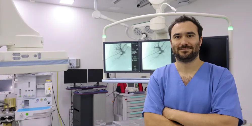 O doutor João Afonso Caldeira Brino, que realizou a técnica junto ao doutor Alexander Corvello