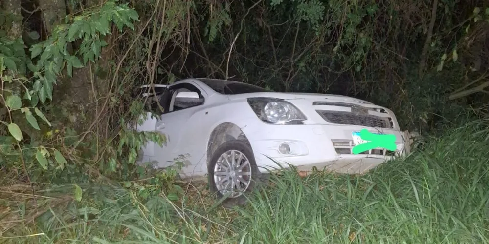 carro possui placas de Joinville (SC)