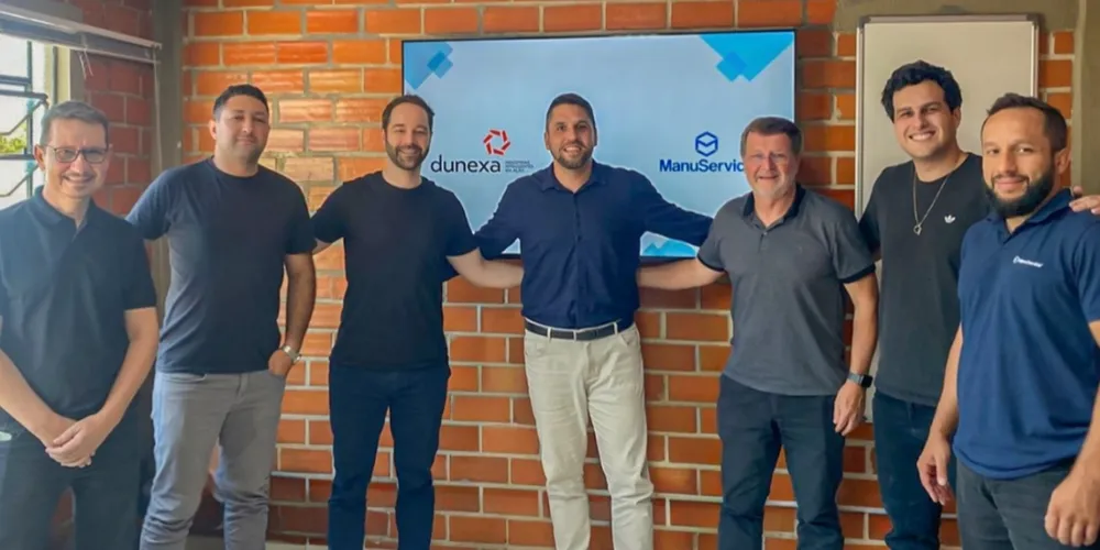 A foto registra a parceria entre o Grupo Dunexa e a Manuservice Soluções Industriais. Da esquerda para a direita: Carlos Brustolin, Tiago Rodrigues Evangelista, Hjalmar Fugman, Theodoro Bahniuk Neto, Gilnei Schimit, Igor Neves e Fábio Pereira