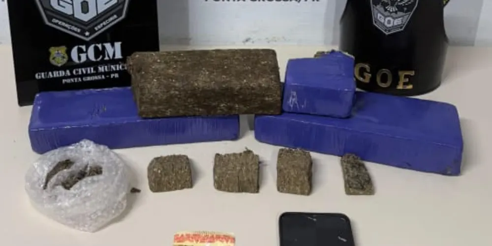 Os dois suspeitos foram presos, e o veículo, os objetos e a droga foram apreendidos