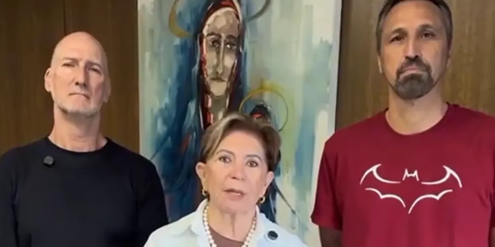 A prefeita Elizabeth Schmidt (União Brasil) ao lado dos médicos veterinários Cristóvão Ferreira e Leandro Inglês