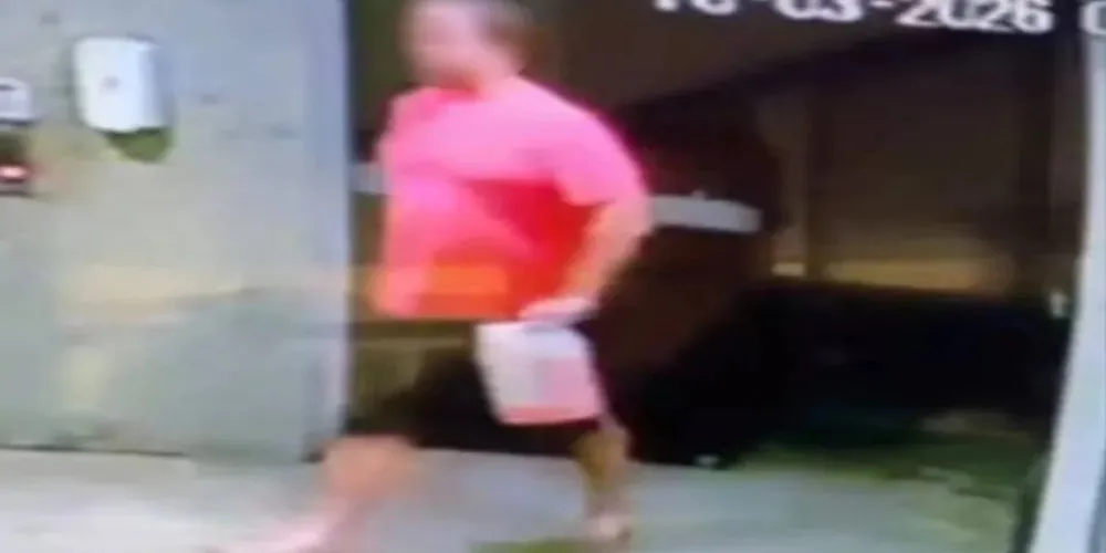 Empresário saindo do edifício da vítima.