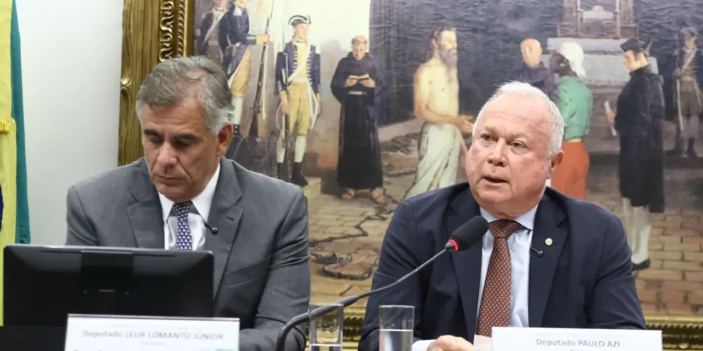 O presidente da CCJ, deputado Leur Lomanto Jr. (União-BA), e o relator da PEC do fim da jornada 6x1, deputado Paulo Azi (União-BA), durante reunião da comissão